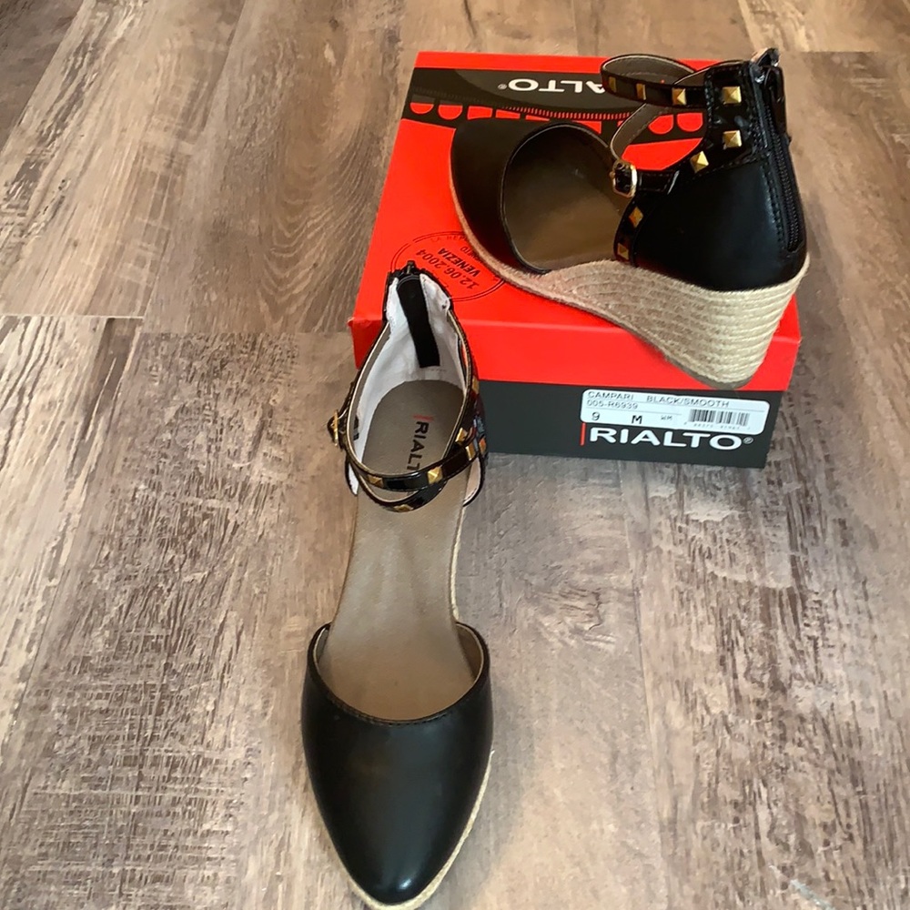 Women’s size 9 M - Rialto Campari black  sandal woven w ankle strap